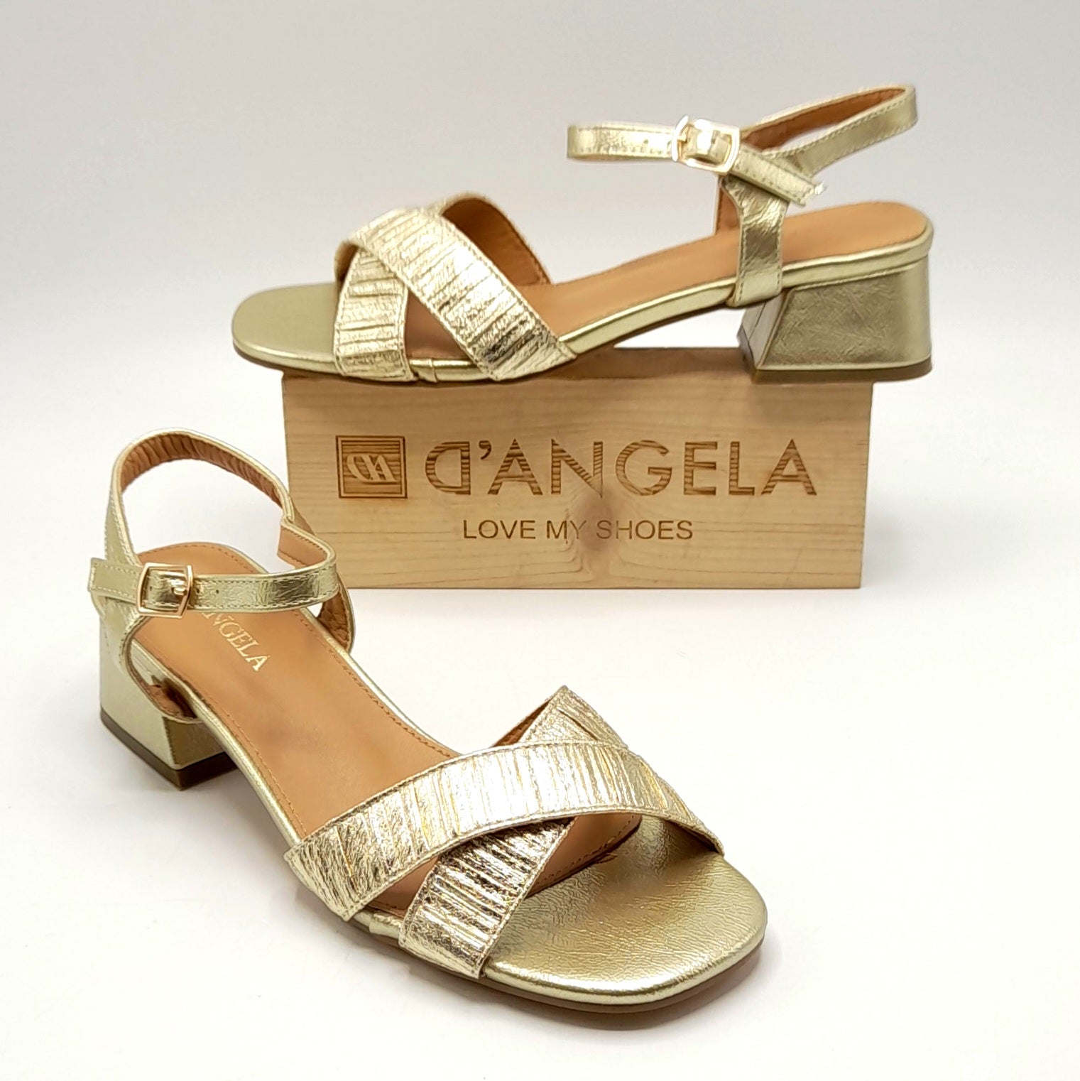 Sandalias Tacón bajo D´ANGELA DKO28164 ORO